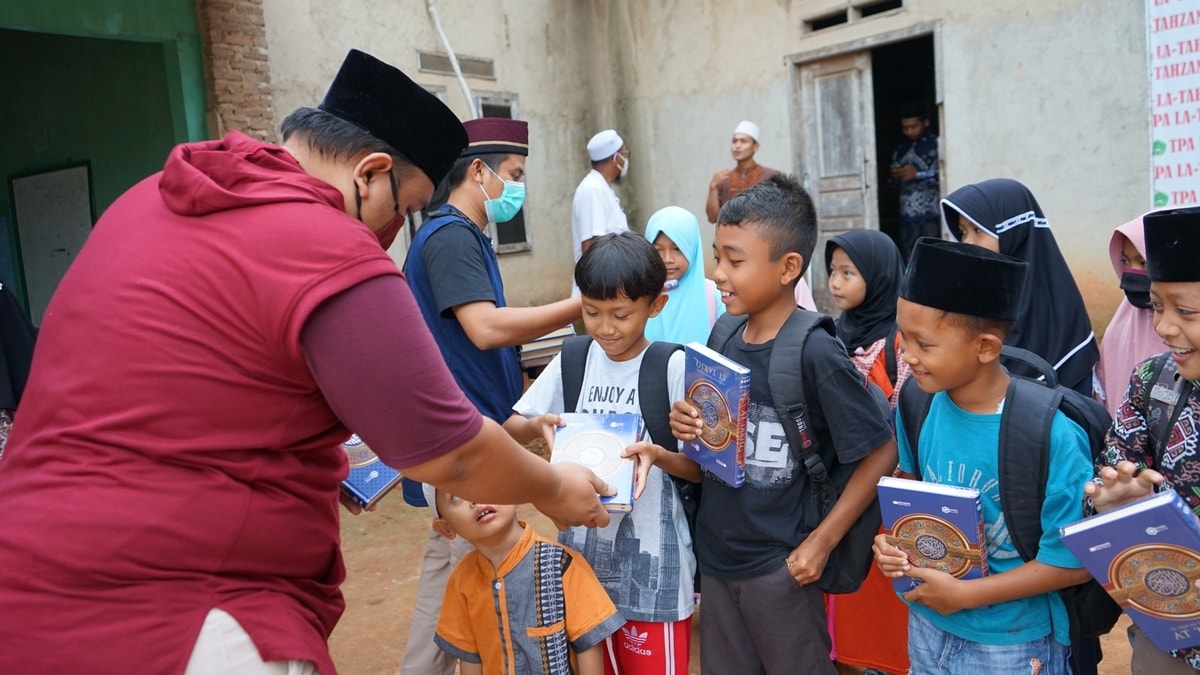 Penyaluran Mushaf Al Quran kepada para santri TPA La Tahzan,
Kabupaten Lampung Selatan, Propinsi Lampung