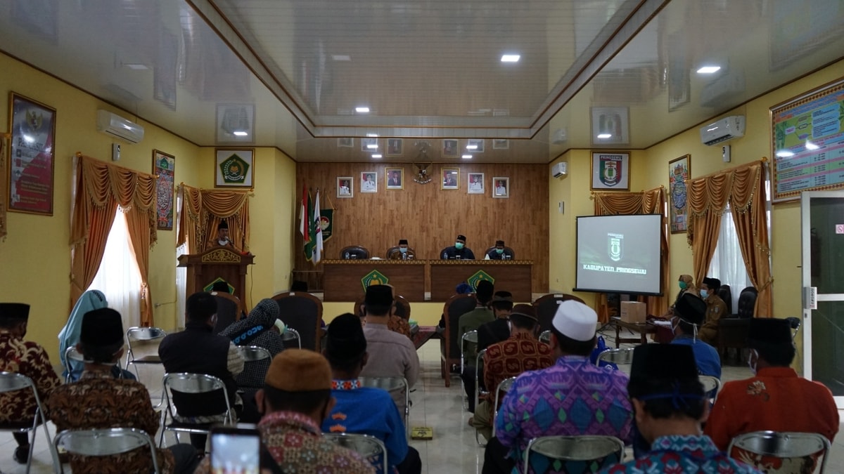 Suasana Seremoni Penyaluran 3.000 Mushaf Al Quran di aula kantor Kementerian Agama Kabupaten Pringsewu, Propinsi Lampung