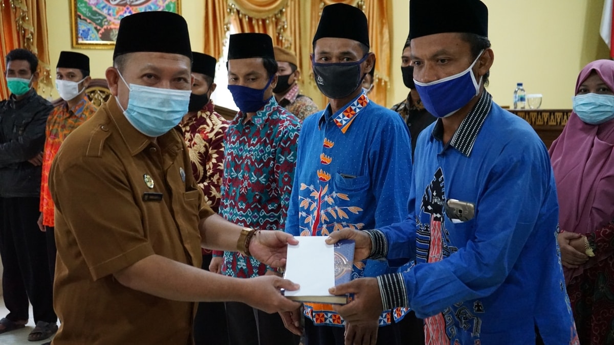 Kepala Seksi Bimbingan Masyarakat Islam Kemenag Pringsewu H. Rohbbussodri, S.Ag secara simbolis menyerahkan insentif untuk pegiat dakwah dan Guru Ngaji di Pringsewu