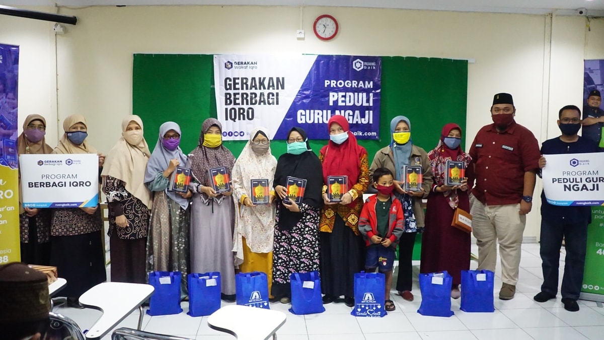 5000 Buku IQRO dan Insentif Untuk Guru Ngaji Disalurkan di Cirebon