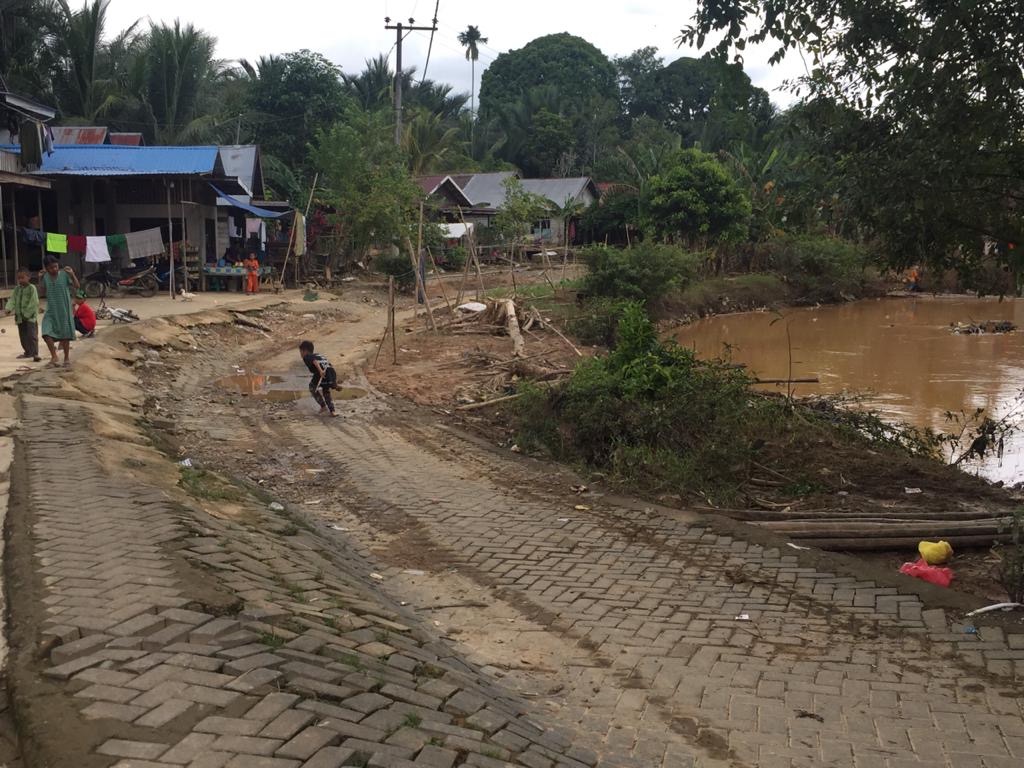 kondisi pemukiman warga Kecamatan Batu Benawa yang berdekatan langsung dengan sungai pasca banjir beberapa waktu yang lalu