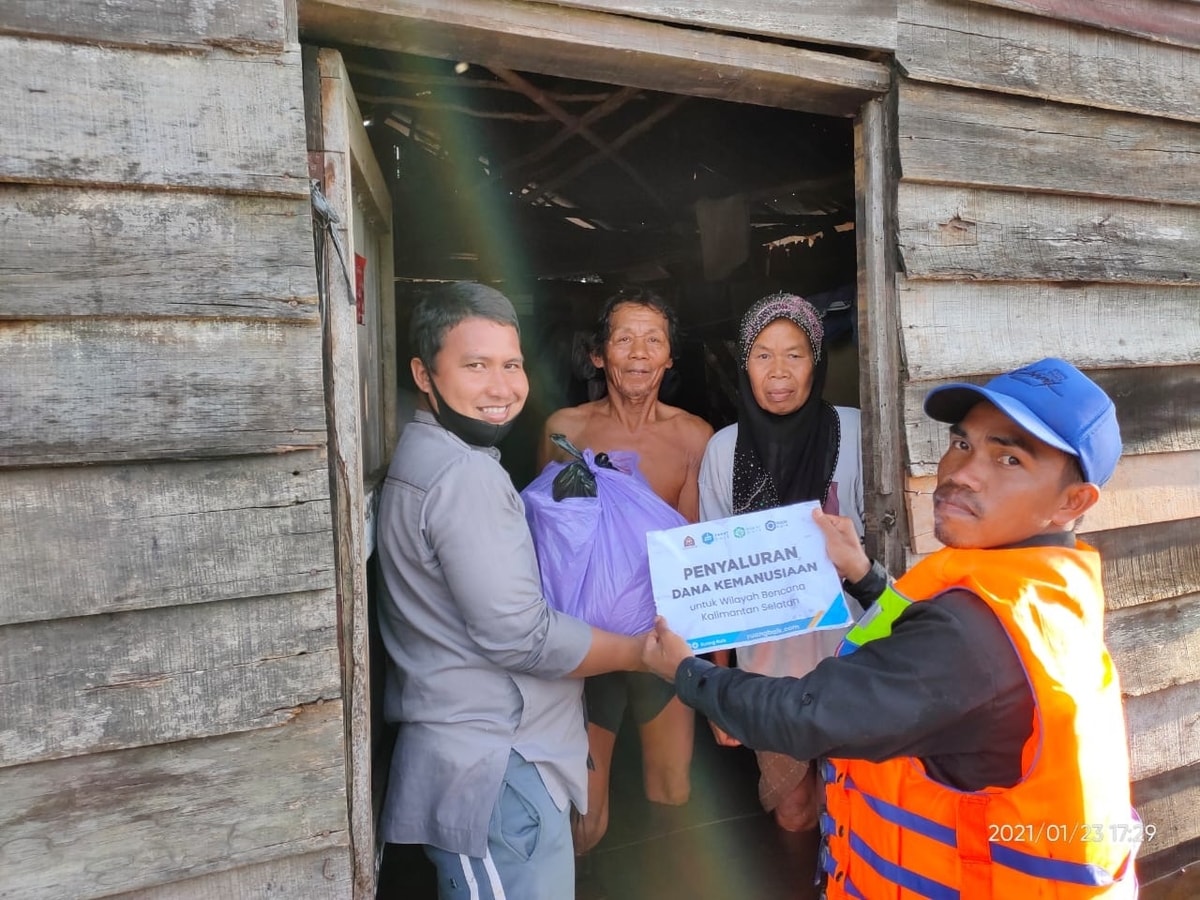 Relawan Ruang Baik sedang menyalurkan paket bantuan pangan untuk warga terdampak banjir di Kalimantan Selatan