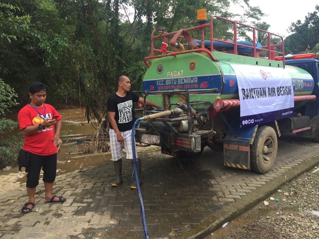 Mobil tanki air bantuan dari donatur Ruang Baik sedang mensupply air bersih untuk warga RT 02 Desa Wake Kec. Batu Benawa, Kabupaten Hulu Sungai Tengah, Kalimantan Selatan