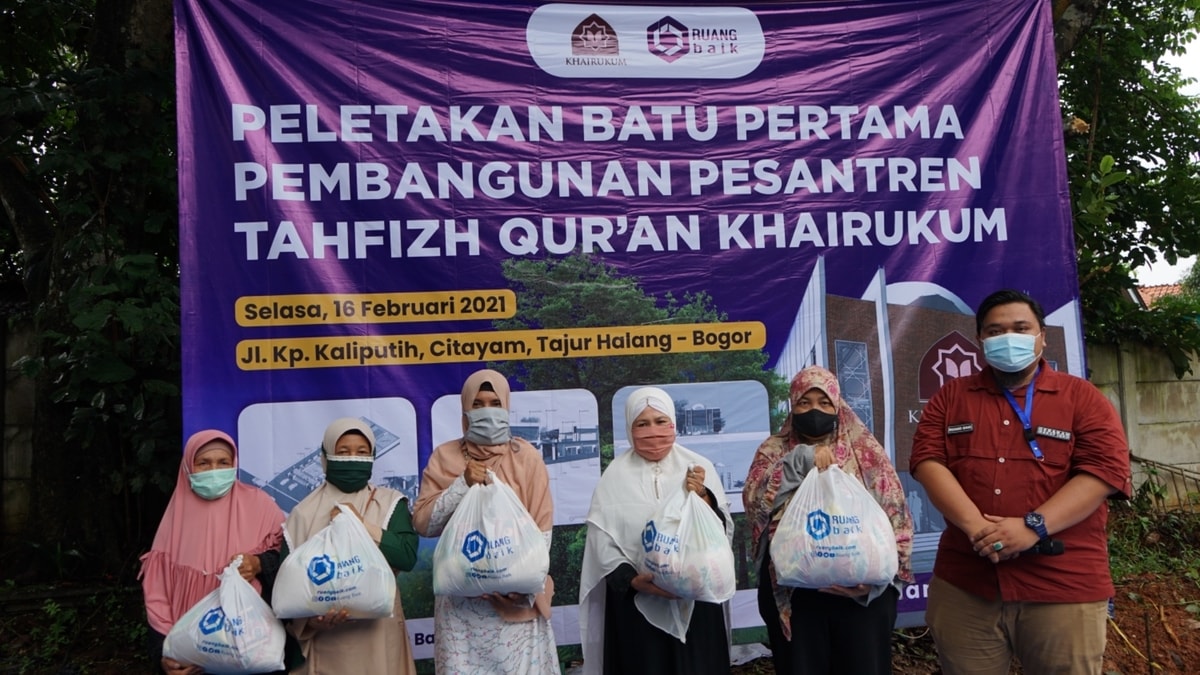 Simbolis acara santunan berupa paket sembako untuk 50 warga sekitar Desa Citayam, Tajurhalang Bogor
