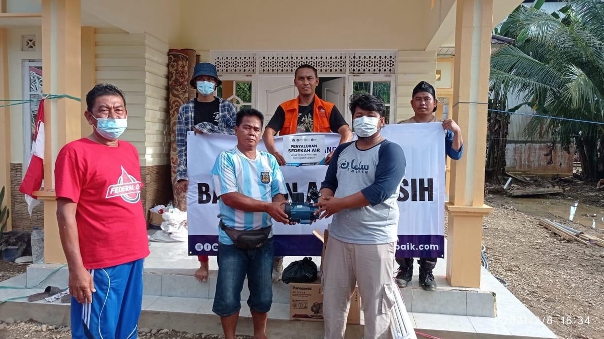 Saudara Husein, Relawan Ruang Baik serahkan bantuan mesin air kepada warga Desa Wake, Kec. Batu Benawa, HST, Kalimantan Selatan