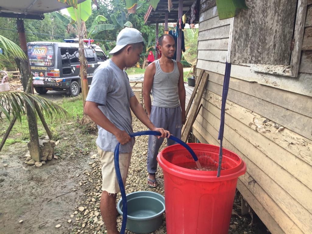 Bantuan air bersih dari donatur Ruang Baik sedang disupply untuk warga-warga RT 02 Desa Wake Kec. Batu Benawa, Kabupaten Hulu Sungai Tengah, Kalimantan Selatan
