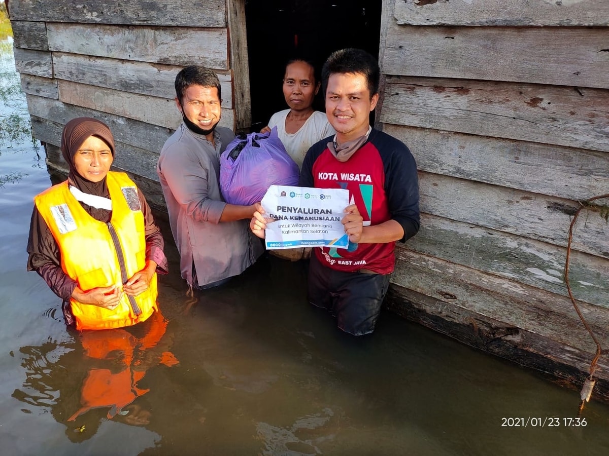 Relawan Ruang Baik sedang menyalurkan paket bantuan pangan untuk warga terdampak banjir di Kalimantan Selatan