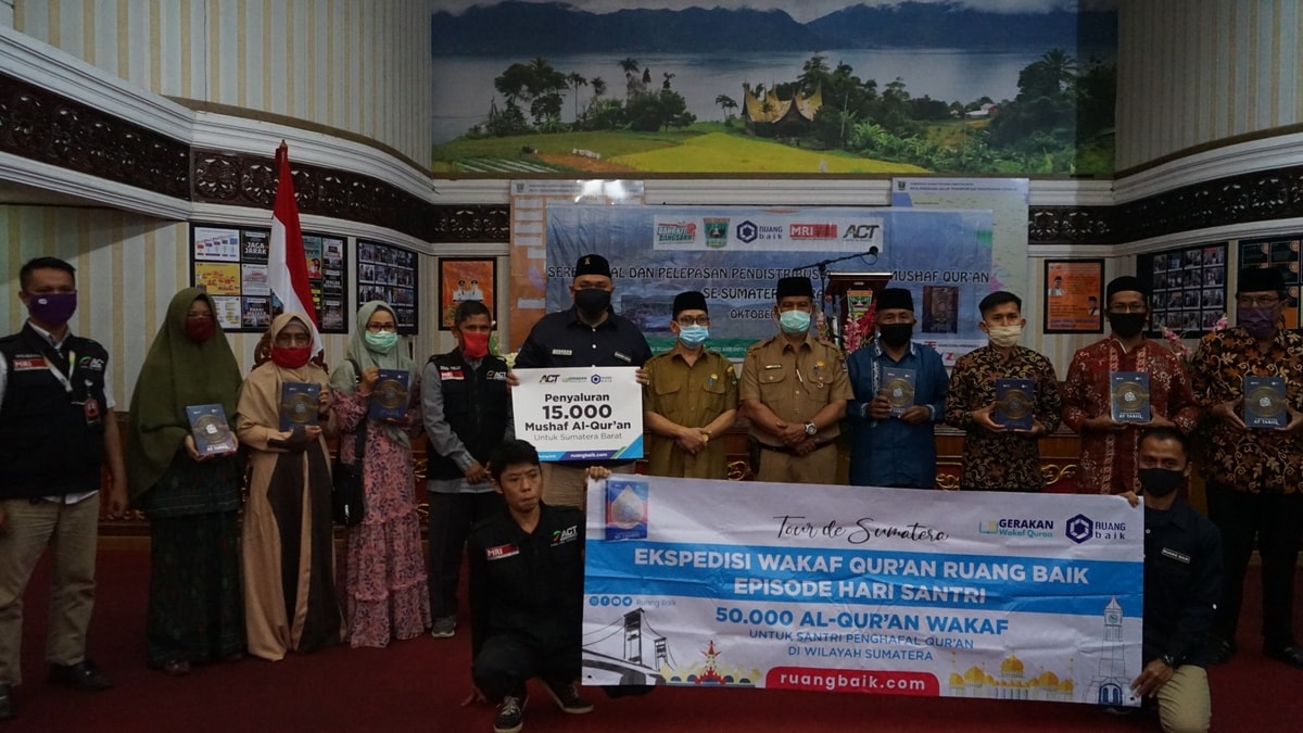 Seremoni penyaluran Al Quran di Sumatera Barat dalam rangka Ekspedisi tour de Sumatera