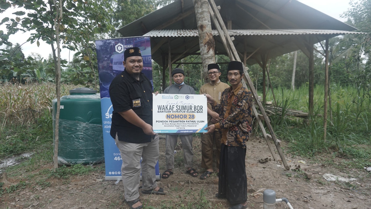 serah terima ke pimpinan Pondok Fathul Ulum Sri Nusa Bangsa Barat Desa Poncokresno Kecamatan Negeri Katon, Pesawaran Lampung