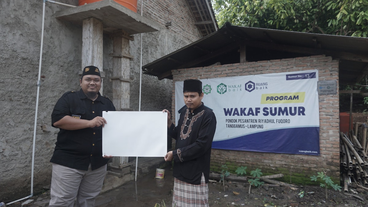 serah terima sumur kepada pengurus ponpes Riyadul Fuqoro
Dusun Koncang Kecamatan Pugung Tanggamus, Propinsi Lampung