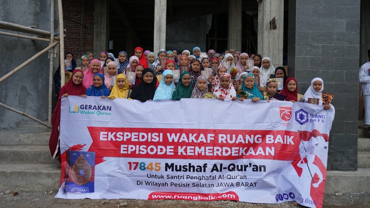 Penyaluran Al Quran Wakaf ke Pesantren Kalangsari
Kabupaten Pangandaran, Jawa Barat, Dalam Rangka Ekspedisi Wakaf Quran Episode Kemerdekaan