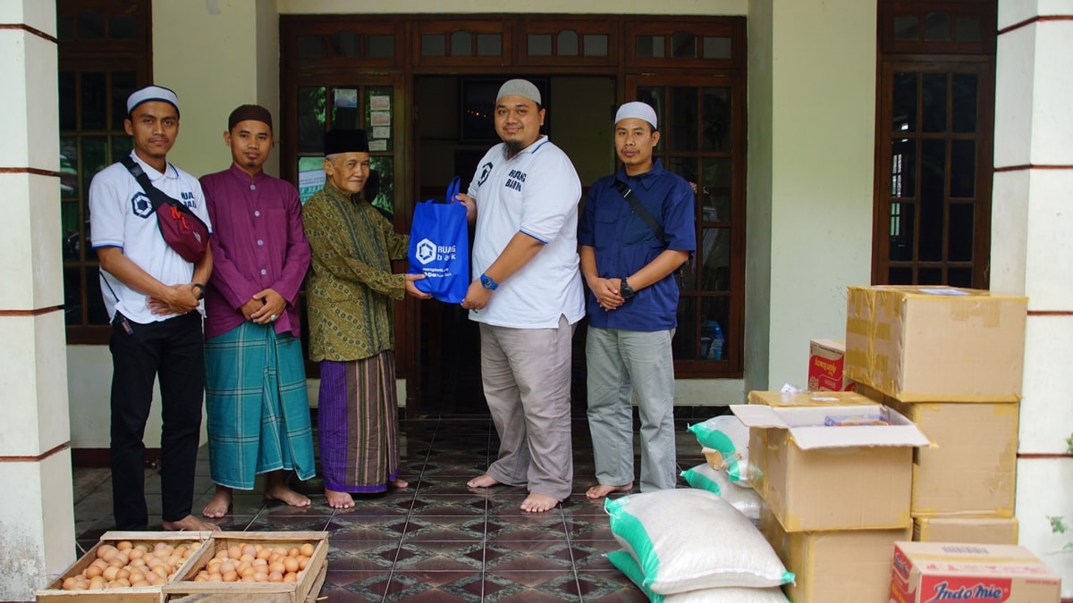 7 Juli 2020, Penyaluran Paket Sembako
Untuk Guru Ngaji di Kebumen, Jawa Tengah