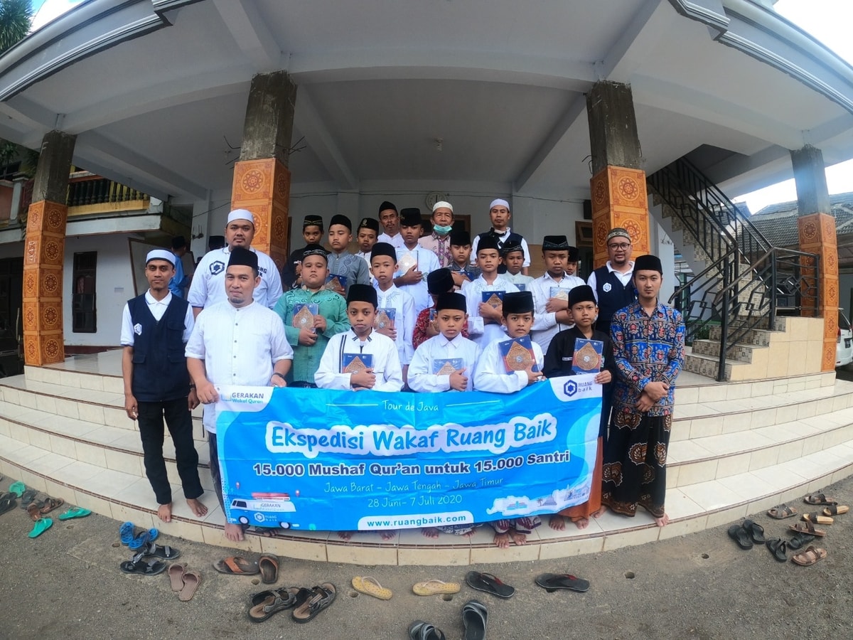 2 Juli 2020, Distribusi Al Quran Wakaf ke Pondok Pesantren Darus Syafa’ah, Kecamatan Banyuwangi, Kabupaten Banyuwangi, Jawa Timur