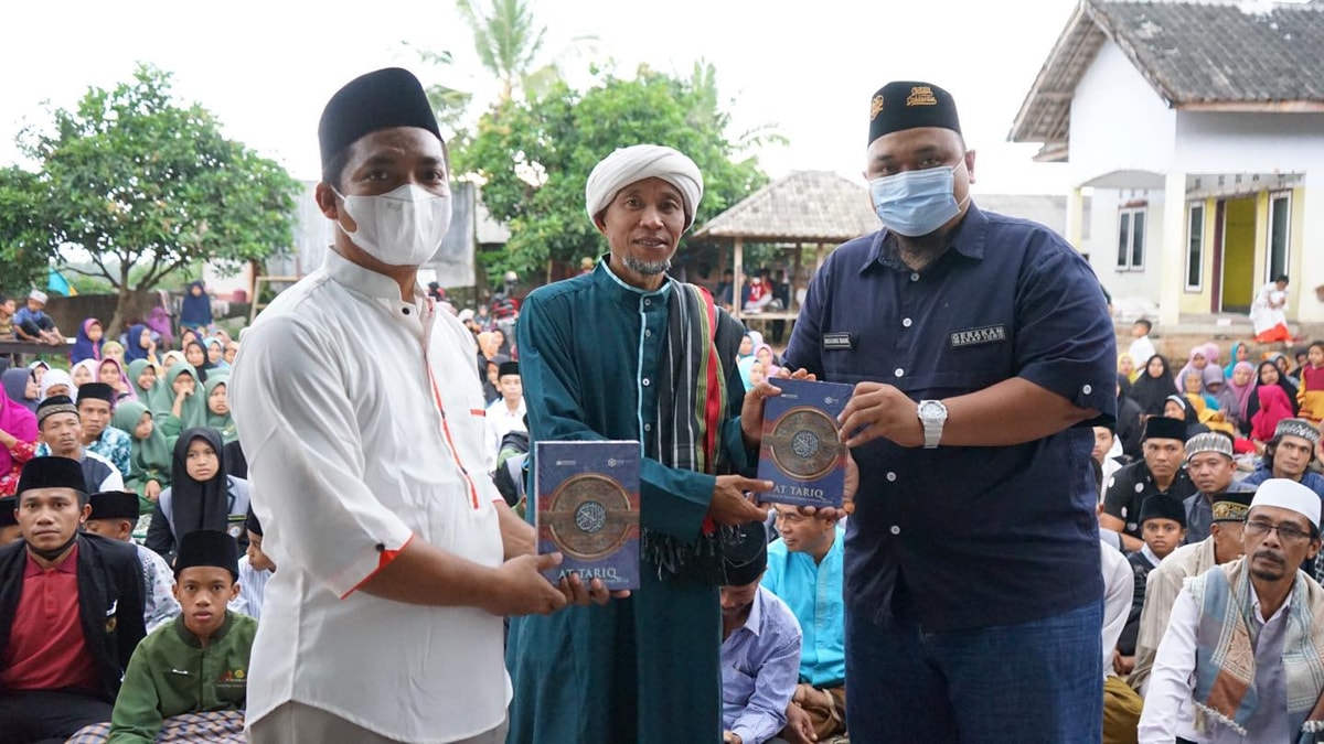 bersama Tuan guru, Santri dan Masyarakat di Lombok Timur