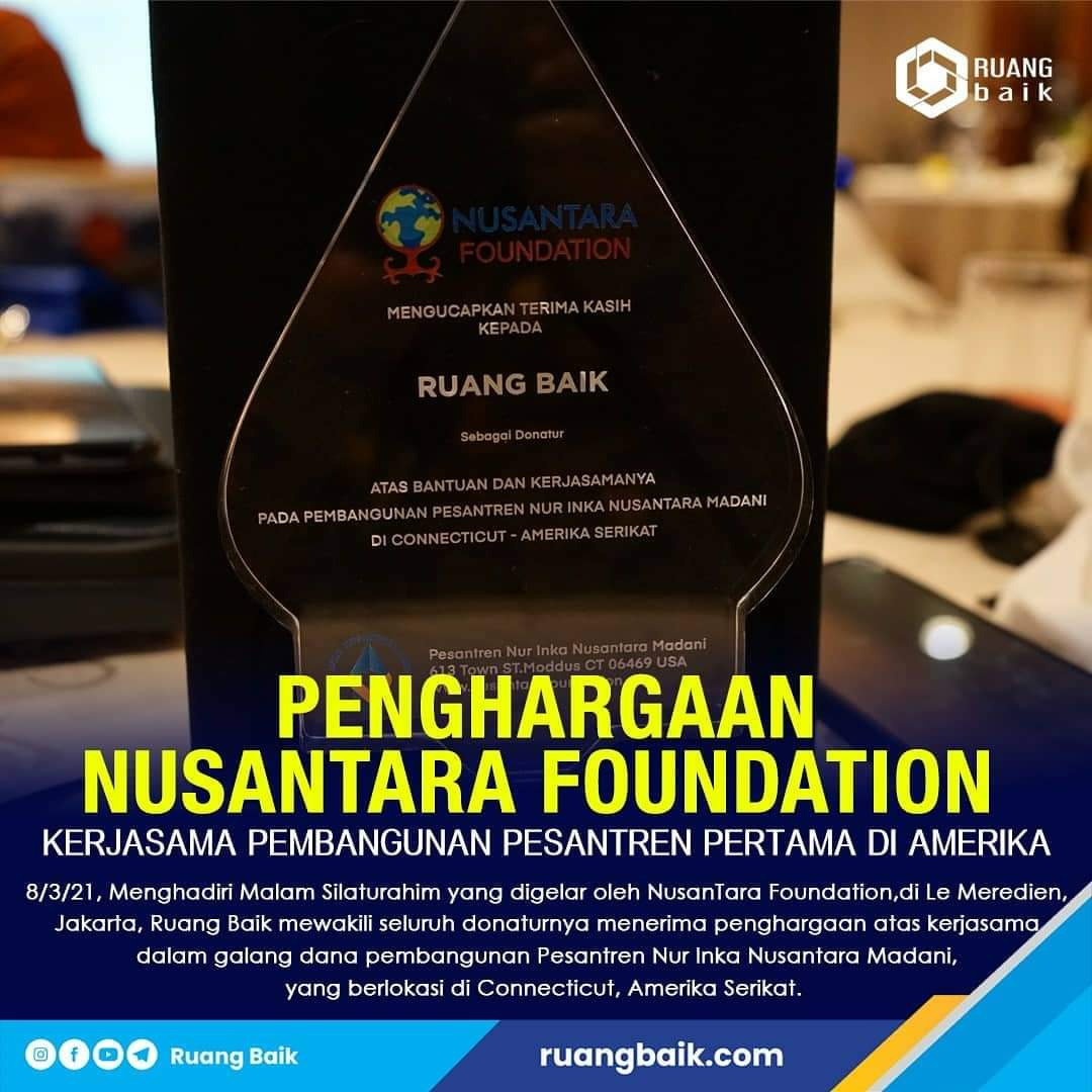 Plakat diberikan kepada Ruang Baik dari  Nusantara Foundation