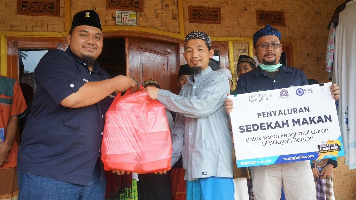 Penyaluran Program Berbagi Makanan Untuk Santri di Pesantren wilayah Desa Neglasari, Kampung Cicarucub Kecamatan Cibeber, Lebak Selatan, Lebak, Banten