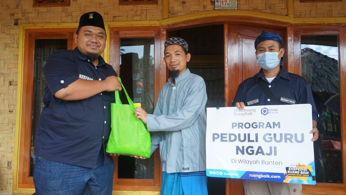 Penyaluran Program Peduli Guru Ngaji wilayah Desa Neglasari, Kampung Cicarucub Kecamatan Cibeber, Lebak Selatan, Lebak, Banten