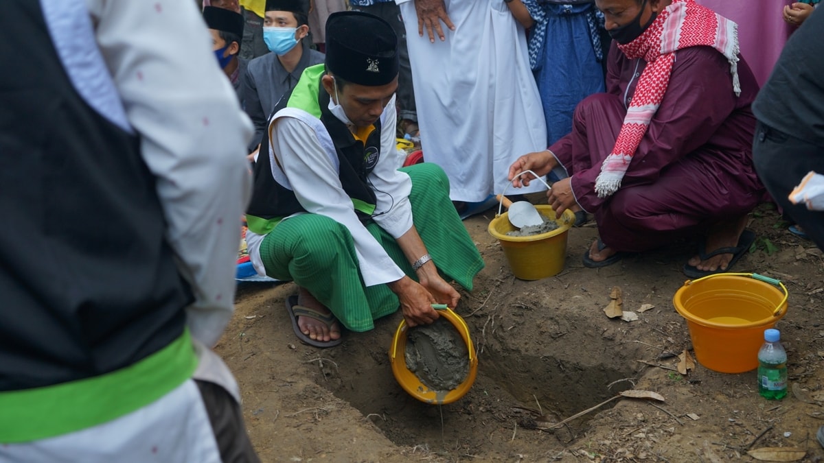 Prosesi peletakan batu pertama pembanguan pesantren tahfizh Yayasan Tabung Wakaf Umat di Palas Barat, Pekanbaru, Riau