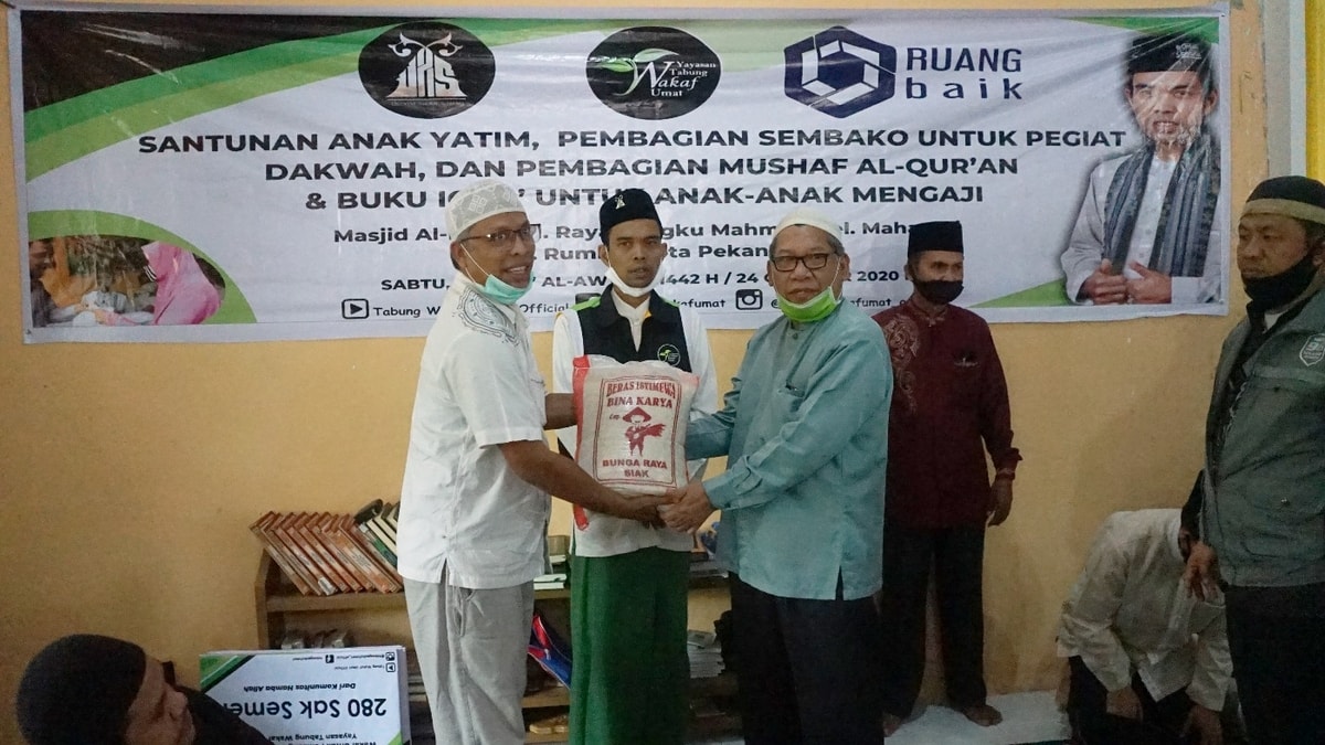Penyaluran Paket Sembako Untuk Ratusan Pegiat Dakwah di Pekanbaru Bersama Ustadz Abdul Somad