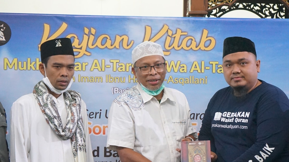 Ust. Hendra Aditya (kanan) menyerahkan langsung Al Quran Wakaf untuk pembinaan muallaf di Riau melalui YPMR dan Muallaf Center Masjid An Nur, disaksikan oleh Ustadz Abdul Somad di Masjid Baitul Muktamar, Rumbai, Pekanbaru - 24 Oktober 2020