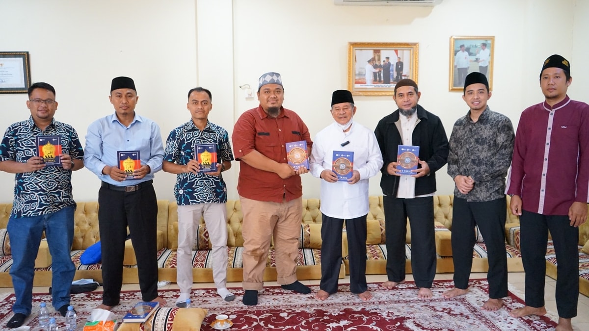 Foto bersama Tim Ruang Baik dengan KH. Abdul Gani Kasuba, Lc.,MA Gubernur Maluku Utara menyambut kegiatan Ekspedisi Ruang Baik di Maluku Utara (22 Januari 2022)