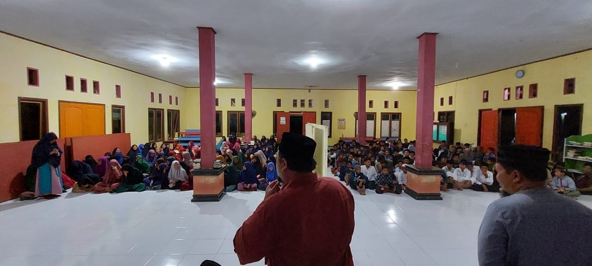 Suasana saat berkunjung dan mendistribusikan Al Quran dan Buku IQRO di Pesantren Salman Al Farisi
Wairoro Indah, Weda Selatan, Halmahera Tengah (22 Januari 2022, pukul 21.00 WIT)