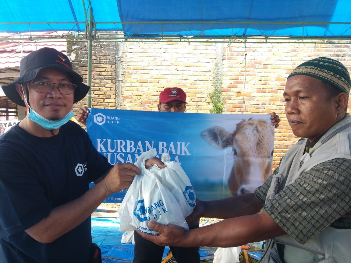 Distribusi Daging Kurban kepada Warga Terdampak Bencana Banjir Bandang di Luwu Utara, Sulawesi Selatan, 3 Agustus 2020