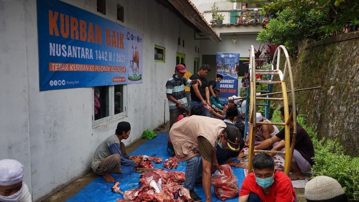 Suasana pemotongan hewan kurban di Desa Rabak, Kecamatan Rumpin Kabupaten Bogor 23 Juli 2021/13 Dzulhijjah 1442 H. Desa Rabak termasuk desa yang warganya dengan kategori Gizi Buruk
