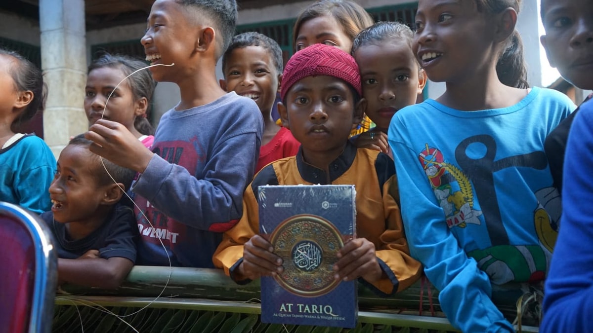 anak anak yang Bahagia menerima Al Quran ruang Baik