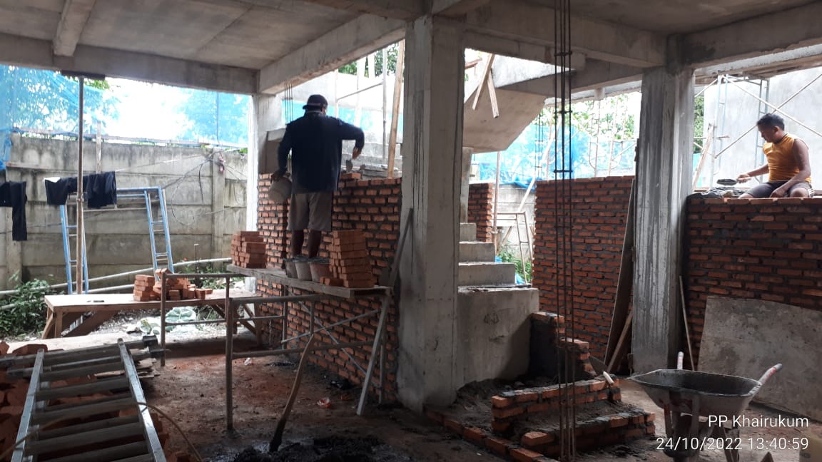 Pemasangan Dinding Bangunan Kelas RTQ Khairukum. Progress Pembangunan 80%