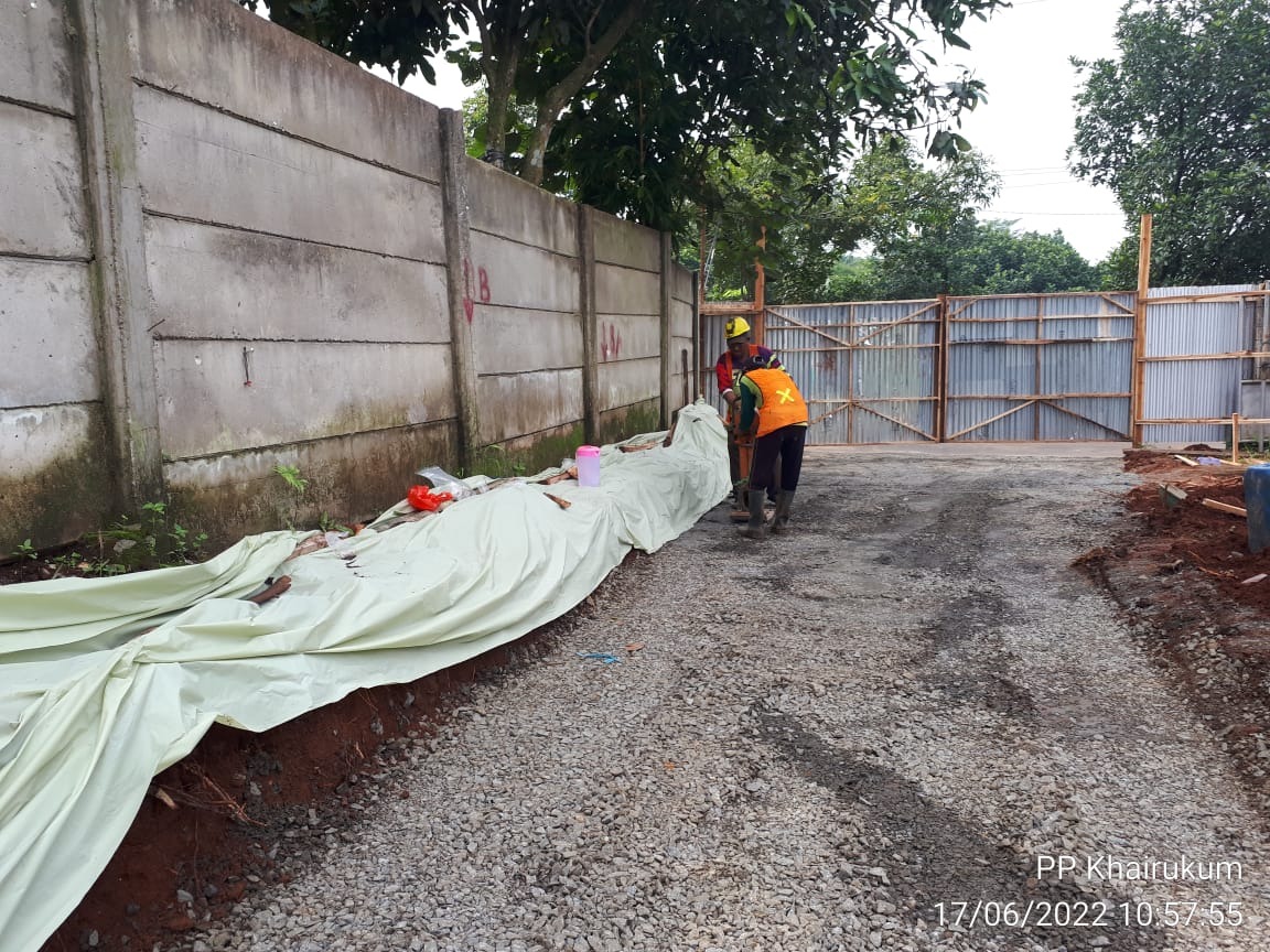 Pekerja konstruksi sedang melanjutkan proses pemadatan jalan akses ke area dalam lahan Pesantren