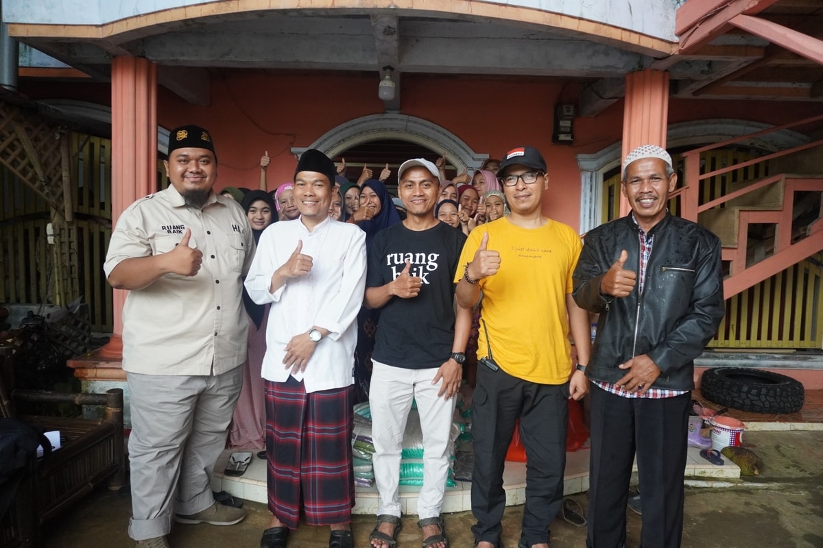 Foto Bersama dengan pengurus dan santri di Pondok Pesantren Qiroatul Quraniyah
Kampung Cisaat Desa Cirinten, Lebak, Banten