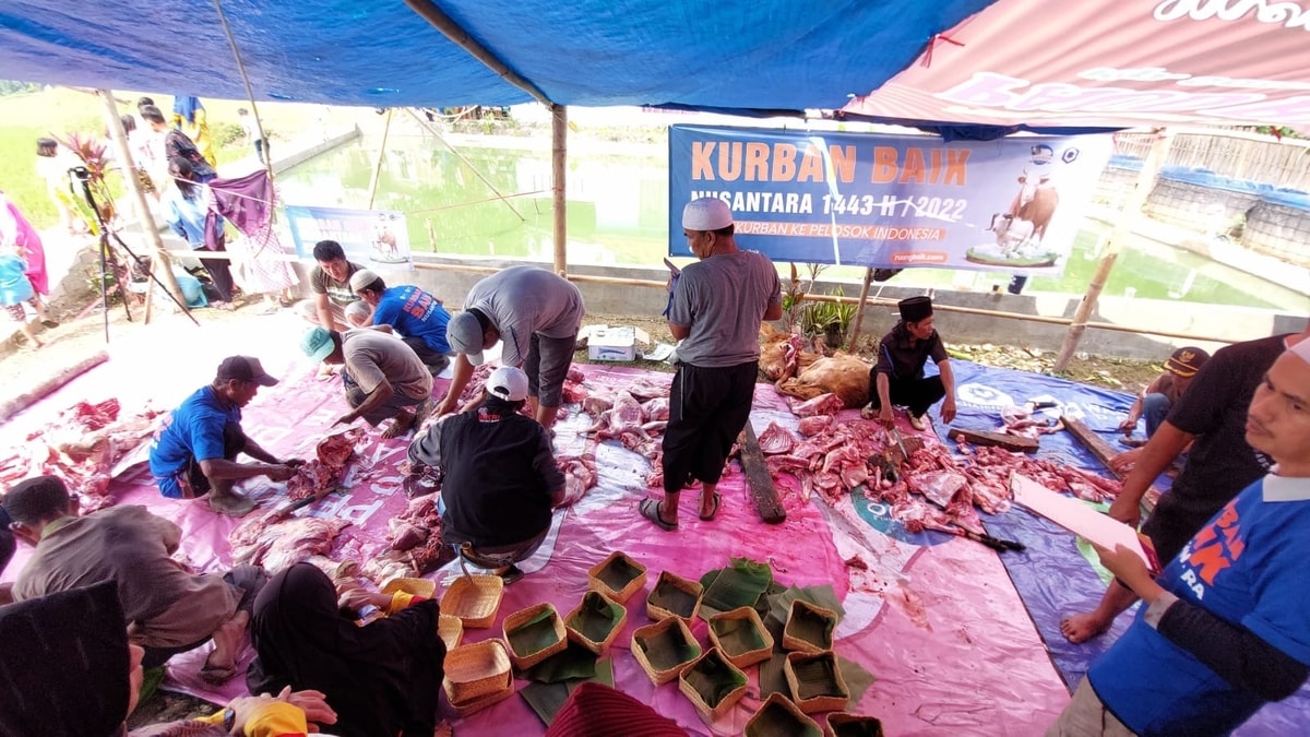 Suasana pembungkusan daging kurban di Kampung Sampay, Desa Rabak, Rumpin Bogor.
Selasa, 12 Juli 2022