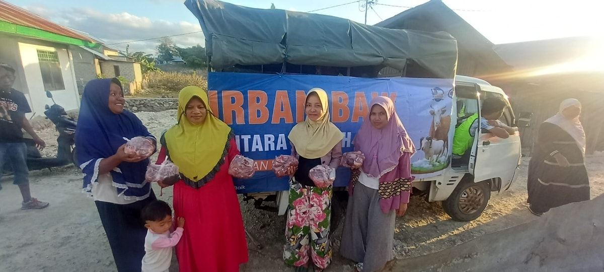 Warga Desa Papela, Kecamatan Rote Timur, Kabupaten Rote Ndao Nusa Tenggara Timur menerima daging kurban dari hewan Kurban Donatur Ruang Baik. Minggu, 10 Juli 2022