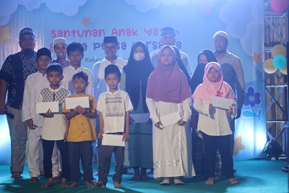 Seremoni foto bersama setelah perwakilan anak-anak yatim penerima bantuan dari Warga Cluster Mina Vila Rizki Ilhami 2, Sawangan Depok