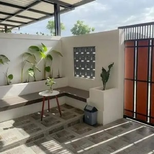 teras rumah subsidi minimalis area santai kesan monokrom