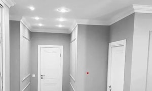 kombinasi warna cat plafon dan dinding putih dan abu muda