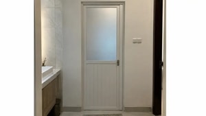 Jangan Menyesal, Baca Dulu Kekurangan Pintu Kamar Mandi Aluminium Ini!