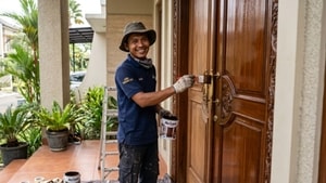 Catat! Ini Kisaran Harga Jasa Tukang Cat Pintu Kayu Harian dan Borongan