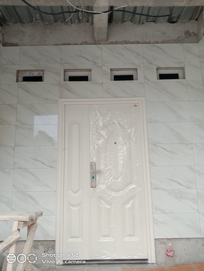 Pintu Fort warna putih