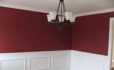 kombinasi warna cat plafon dan dinding merah maroon dan putih