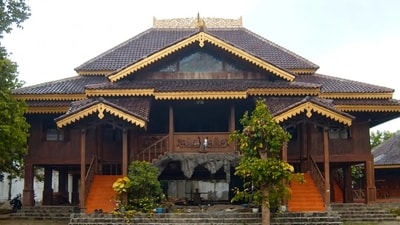 Nuwo Sesat: Rumah Adat Lampung yang Unik dan Bersejarah