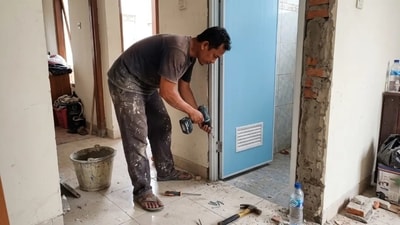 5 Cara Pasang Pintu Kamar Mandi Plastik PVC agar Hasilnya Rapi