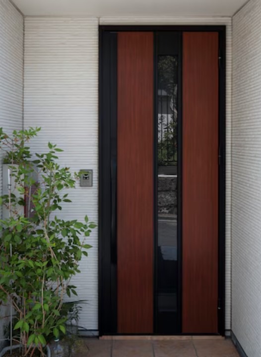 pintu coklat kaca tengah