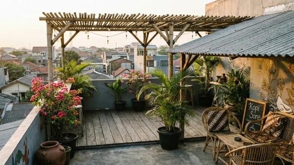 Teras Rooftop Kece Abis! Ini Desain Teras Rooftop Rumah Kecil untuk Nongki Sore