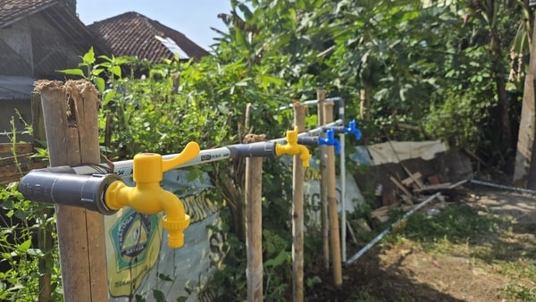 Tak Lagi Menyaring Air Selokan, Warga Desa Cinangneng Bogor Sambut Air Bersih Yang Layak