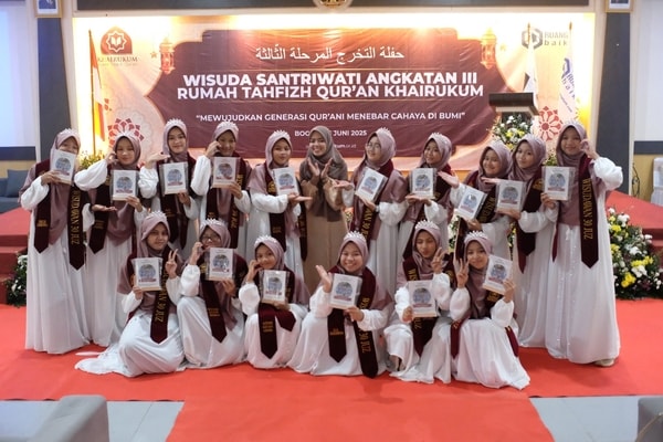 Wisuda Santriwati Angkatan III RTQ Khairukum