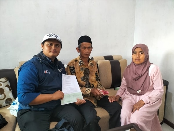 KUATKAN SENYUM GURU NGAJI: RUANG BAIK BEBASKAN HUTANG KELUARGA PAK JAE DI BANDUNG BARAT