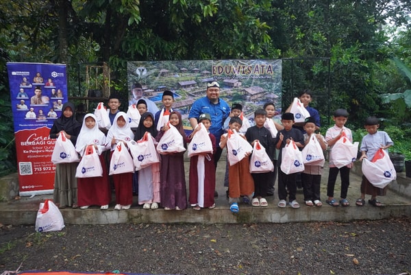 Senyum Yatim di Bawah Hujan, Harapan Tumbuh dari Kolam: Program Santunan & Budidaya Ikan Patin