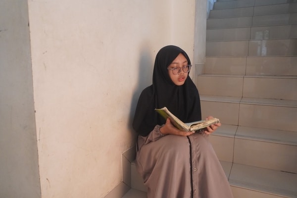 Menjaga Keinginan Ibu, Asyra Menuntaskan 30 Juz Al-Qur’an dan Merawat Mimpi Masa Depannya